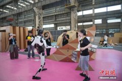 中国旧事网APP】200多名中外学子正在沪以纸板竹